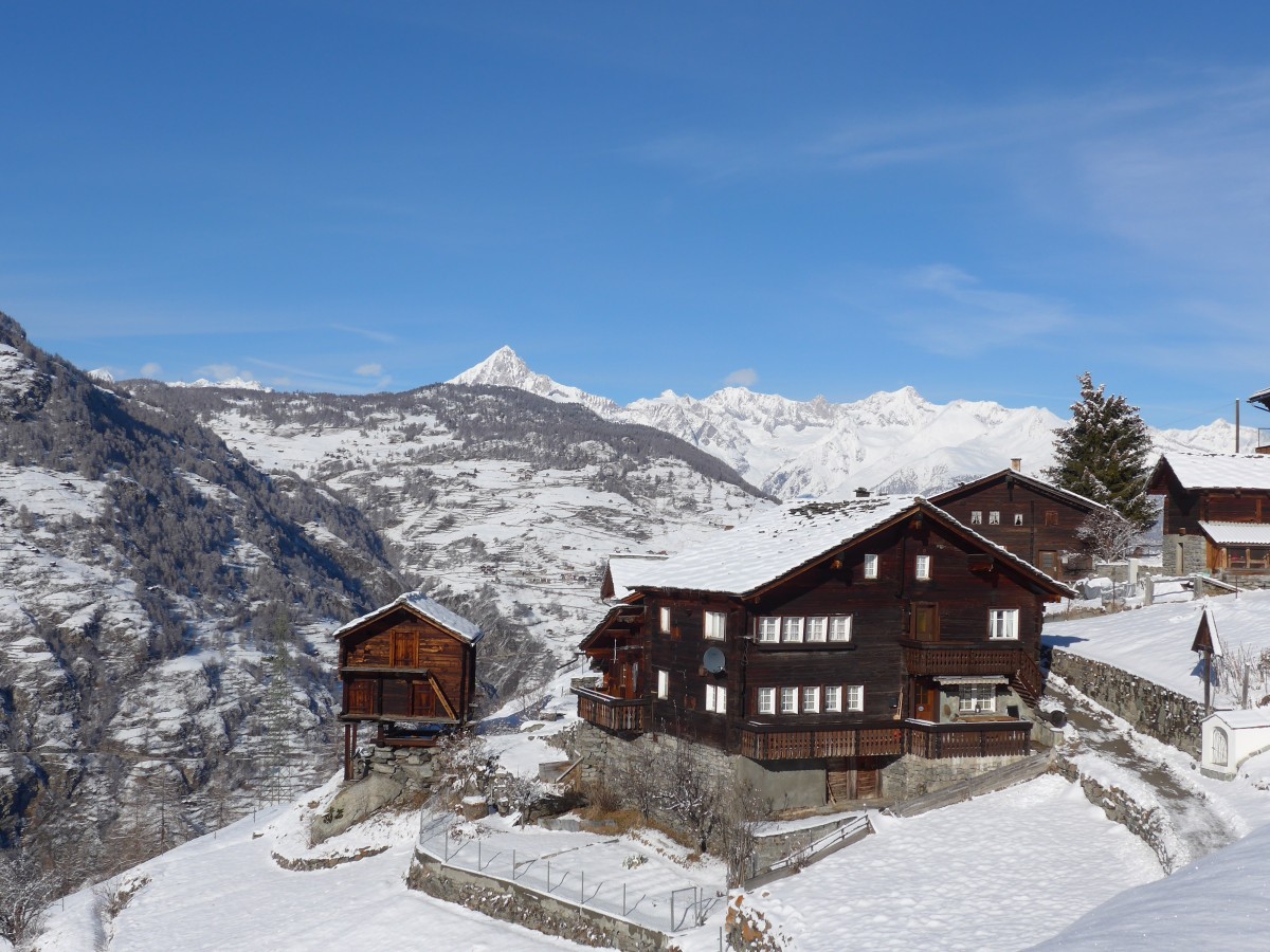 (158'430) - Chalets in Grchen am 18. Januar 2015 mit Matterhorn