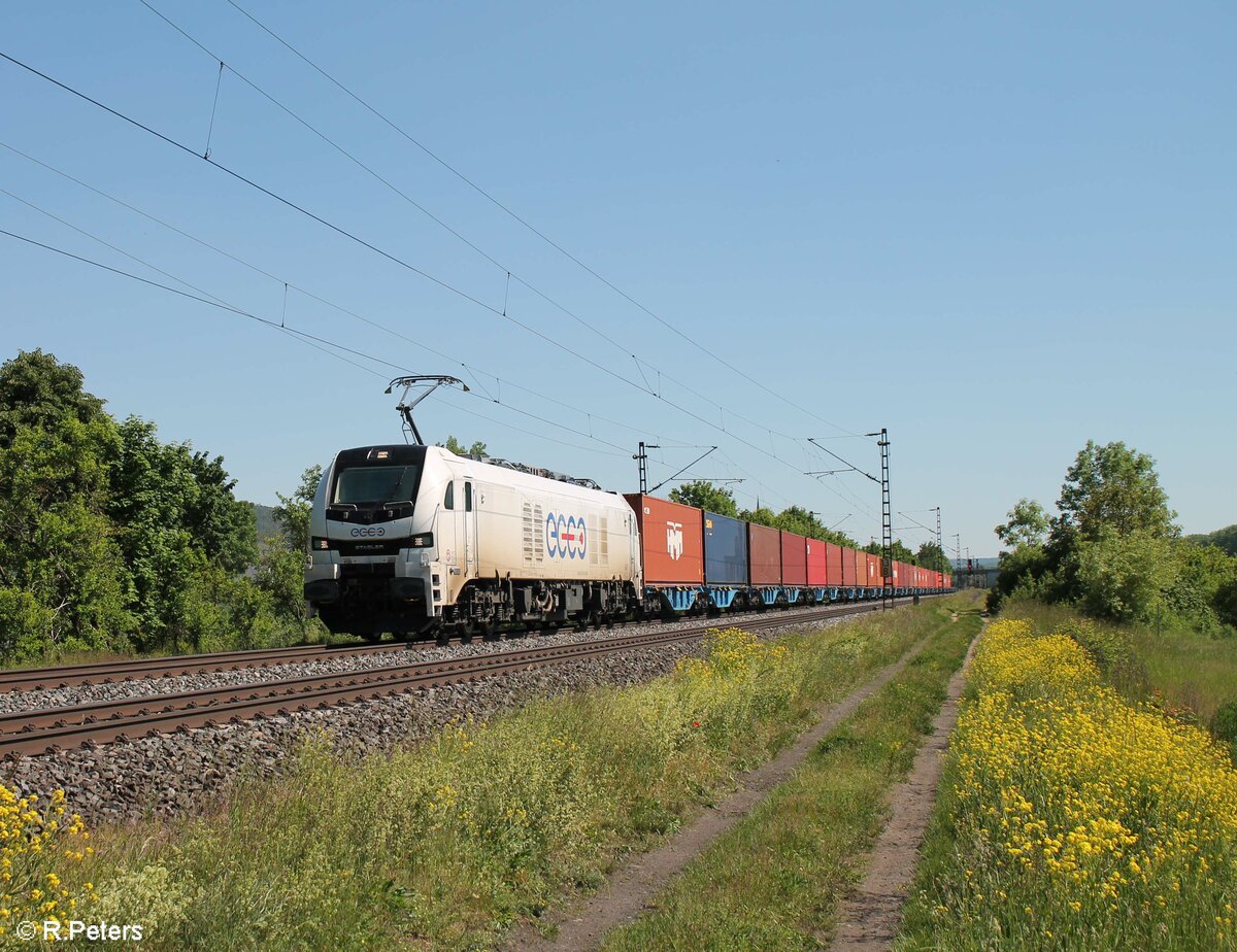 159 214-6 zieht ein Containerzug bei Thüngersheim. 02.06.21