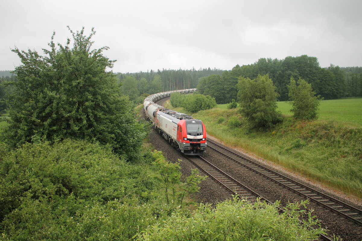 159 226 mit dem Zementzug Rüdersdorf bei Berlin - Regensburg bei Oberteich in der Kurve. 23.06.21