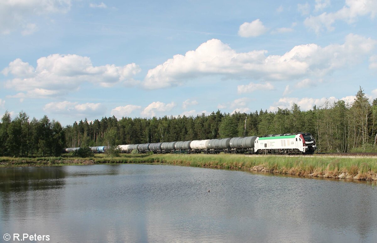 159 228 mit einem Kesselzug Bitterfeld - Neustadt/Donau südlich von Wiesau. 12.06.22