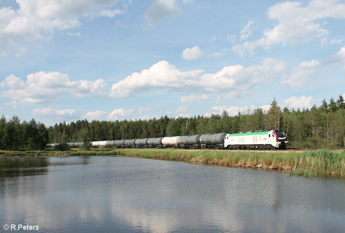 159 228 mit einem Kesselzug Bitterfeld - Neustadt/Donau südlich von Wiesau. 12.06.22