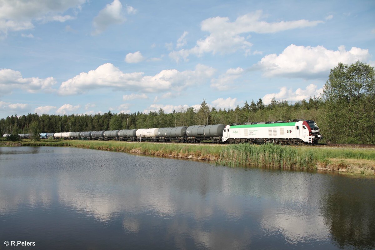 159 228 mit einem Kesselzug Bitterfeld - Neustadt/Donau südlich von Wiesau. 12.06.22