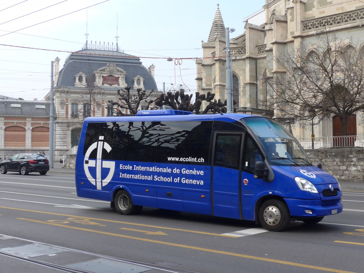 (159'140) - Ecole Internationale, Genve - GE 742'583 - Irisbus am 14. Dezember 2015 in Genve, Place des Vingt-Deux-Cantons