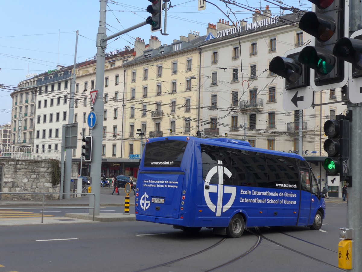 (159'141) - Ecole Internationale, Genve - GE 742'583 - Irisbus am 14. Dezember 2015 in Genve, Place des Vingt-Deux-Cantons