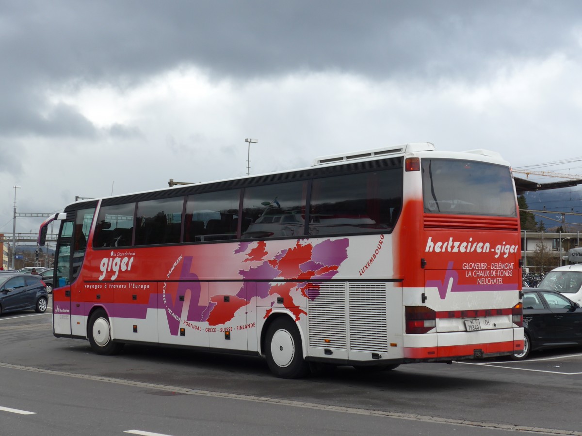 (159'537) - Giger, La Chaux-de-Fonds - NE 79'340 - Setra am 30. Mrz 2015 beim Bahnhof Thun