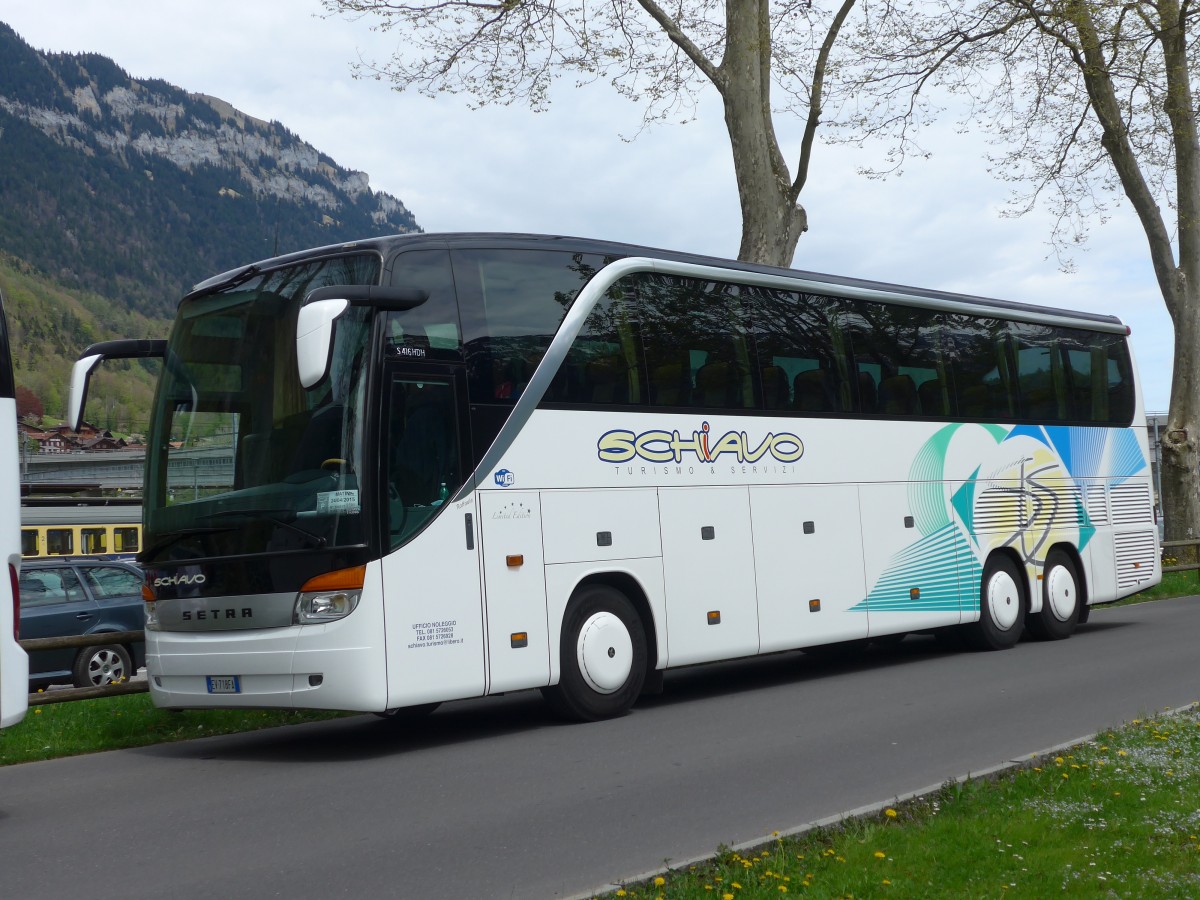 (160'079) - Aus Italien: Schiavo, Napoli - EV-718 FA - Setra am 26. April 2015 beim Bahnhof Interlaken Ost