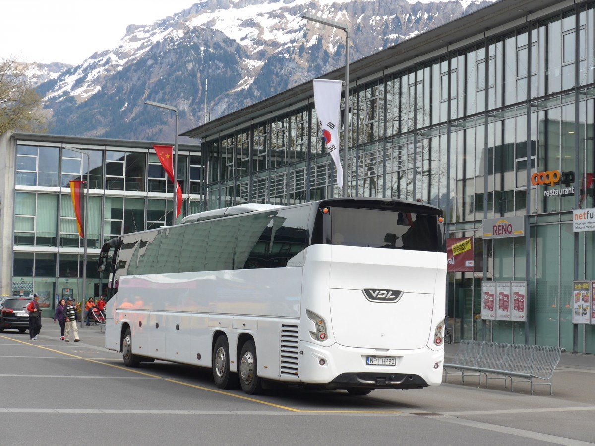 (160'120) - Aus Polen: ??? - WPI HP90 - VDL am 26. April 2015 beim Bahnhof Interlaken Ost