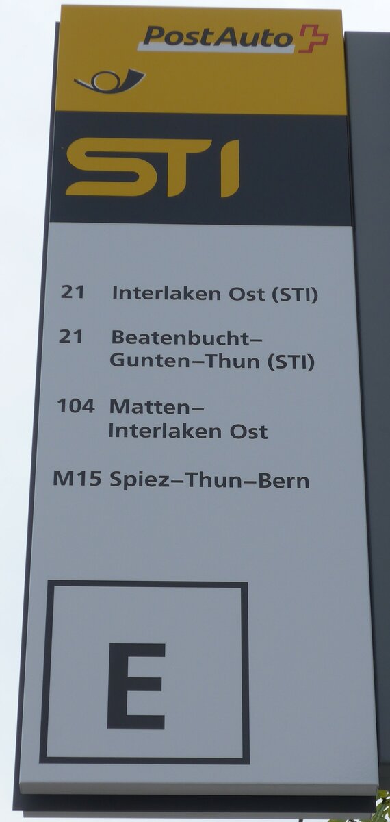 (160'134) - PostAuto/STI-Haltestellenschild - Interlaken West, Bahnhof - am 26. April 2015