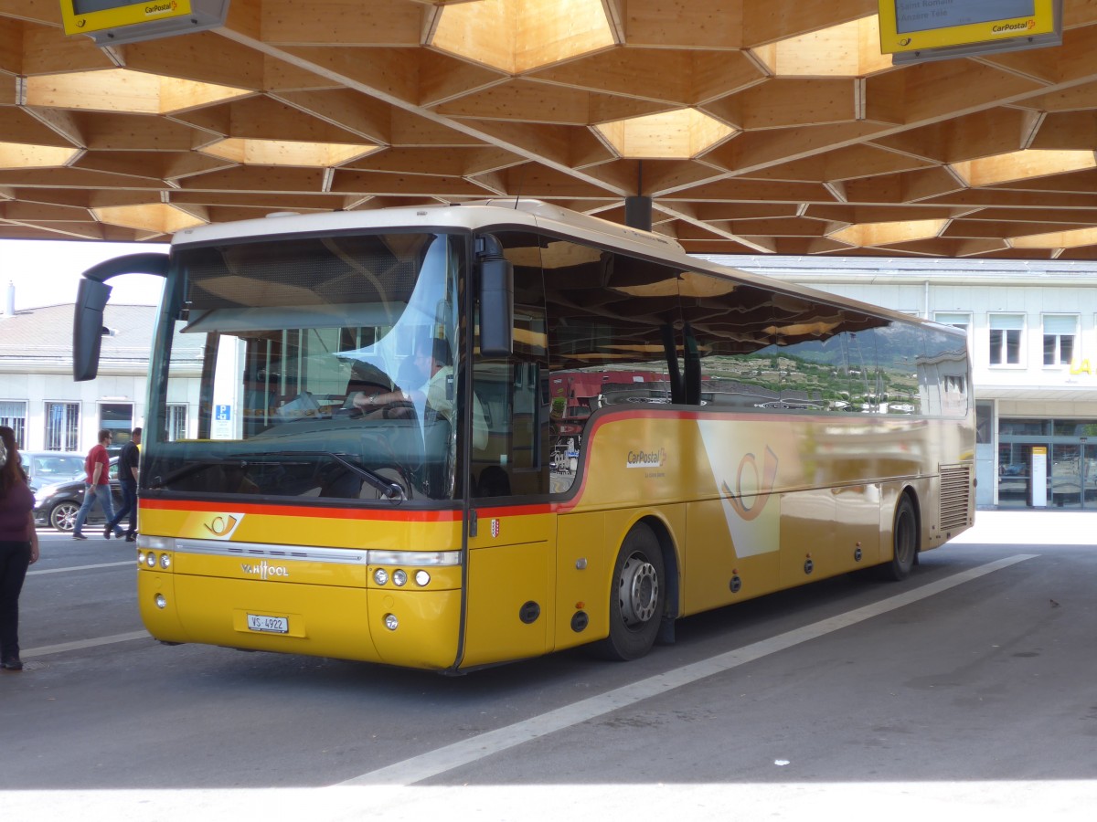 (160'387) - Mabillard, Lens - VS 4922 - Van Hool am 10. Mai 2015 beim Bahnhof Sion