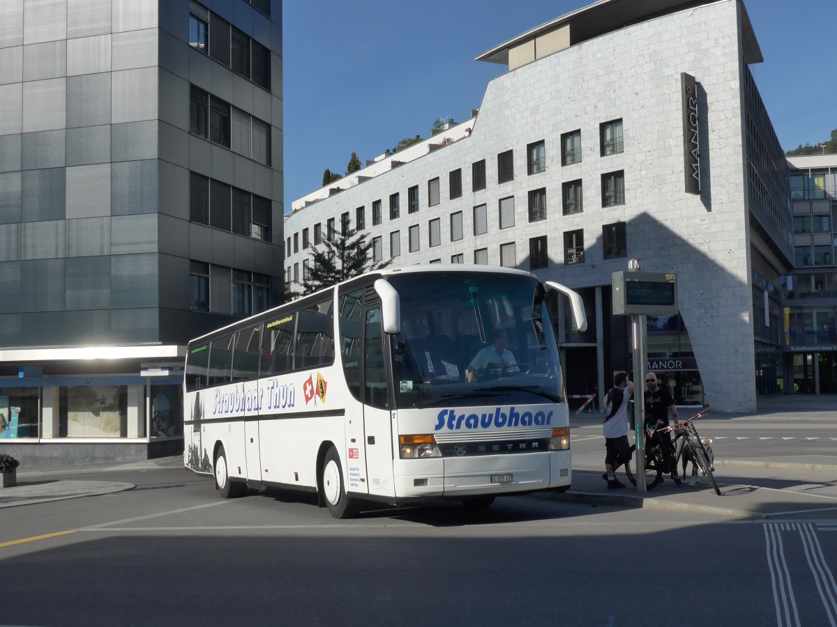 (160'471) - Straubhaar, Thun - Nr. 2/BE 555'977 - Setra am 10. Mai 2015 beim Bahnhof Thun