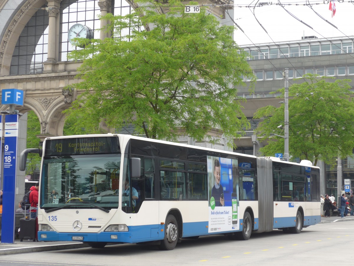 (160'581) - VBL Luzern - Nr. 135/LU 199'435 - Mercedes am 22. Mai 2015 beim Bahnhof Luzern