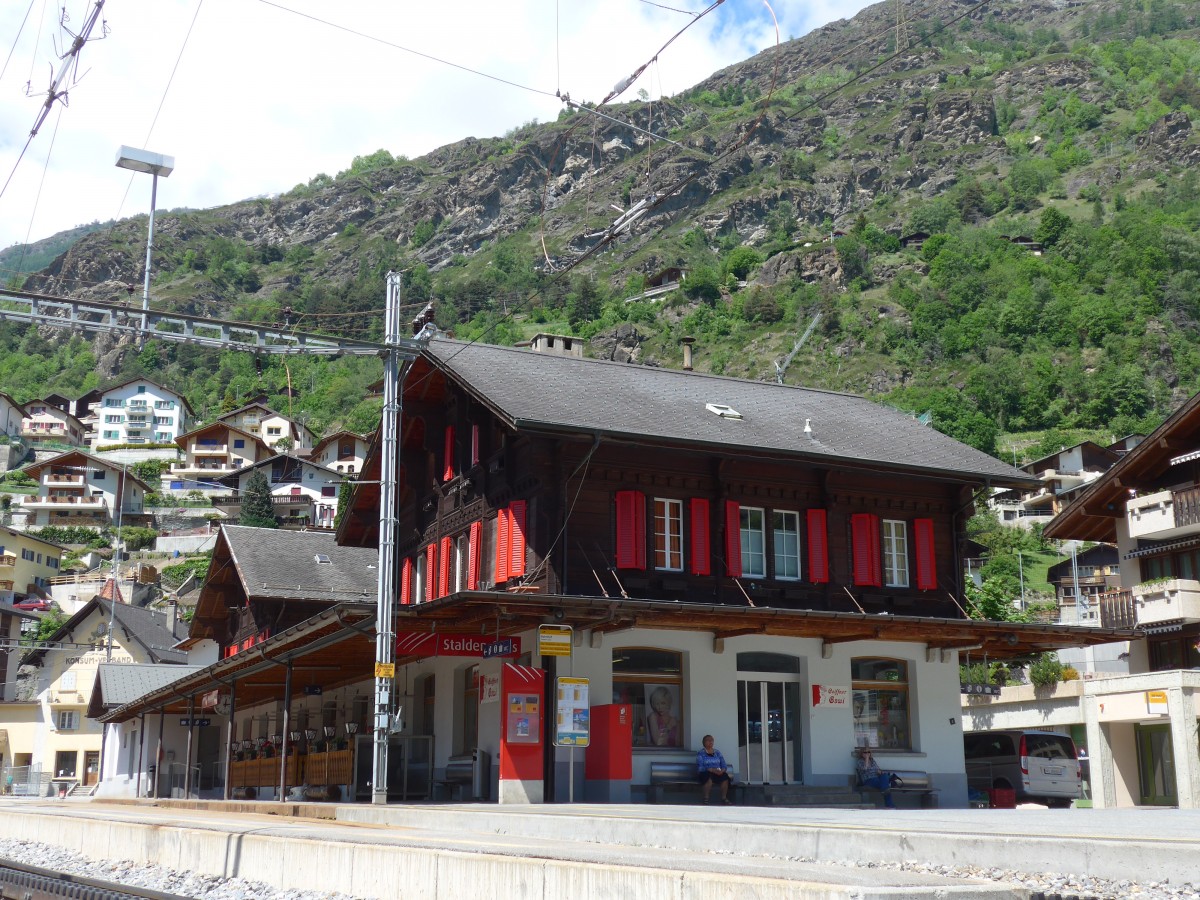 (161'113) - Der Bahnhof Stalden-Saas am 27. Mai 2015