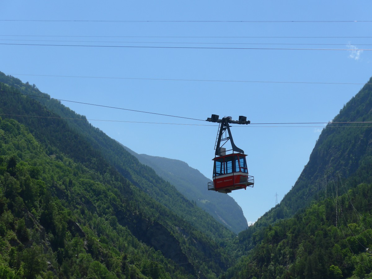 (161'115) - Luftseilbahn Stalden-Staldenried Nr. 1 am 27. Mai 2015 ber dem Bahnhof Stalden-Saas