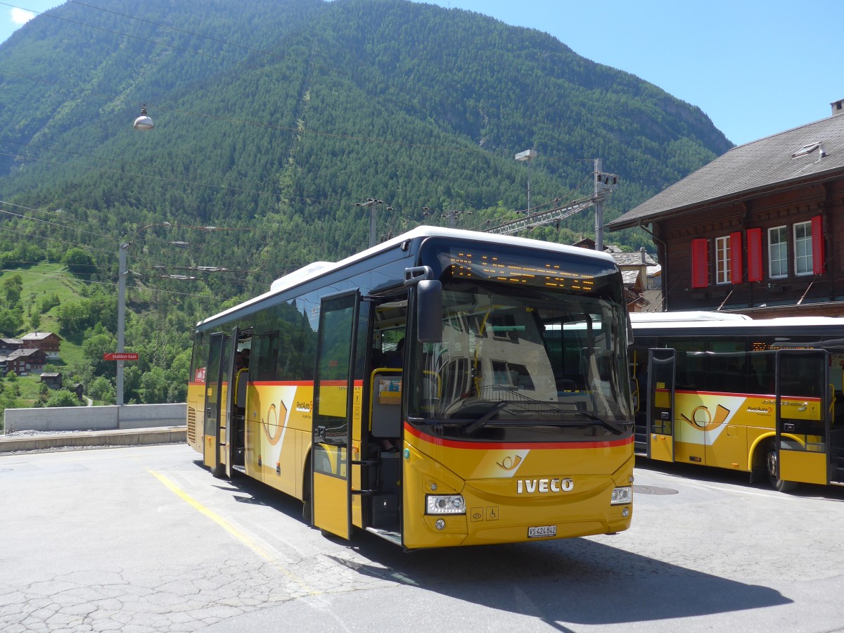 (161'121) - PostAuto Wallis - VS 424'842 - Iveco am 27. Mai 2015 beim Bahnhof Stalden-Saas