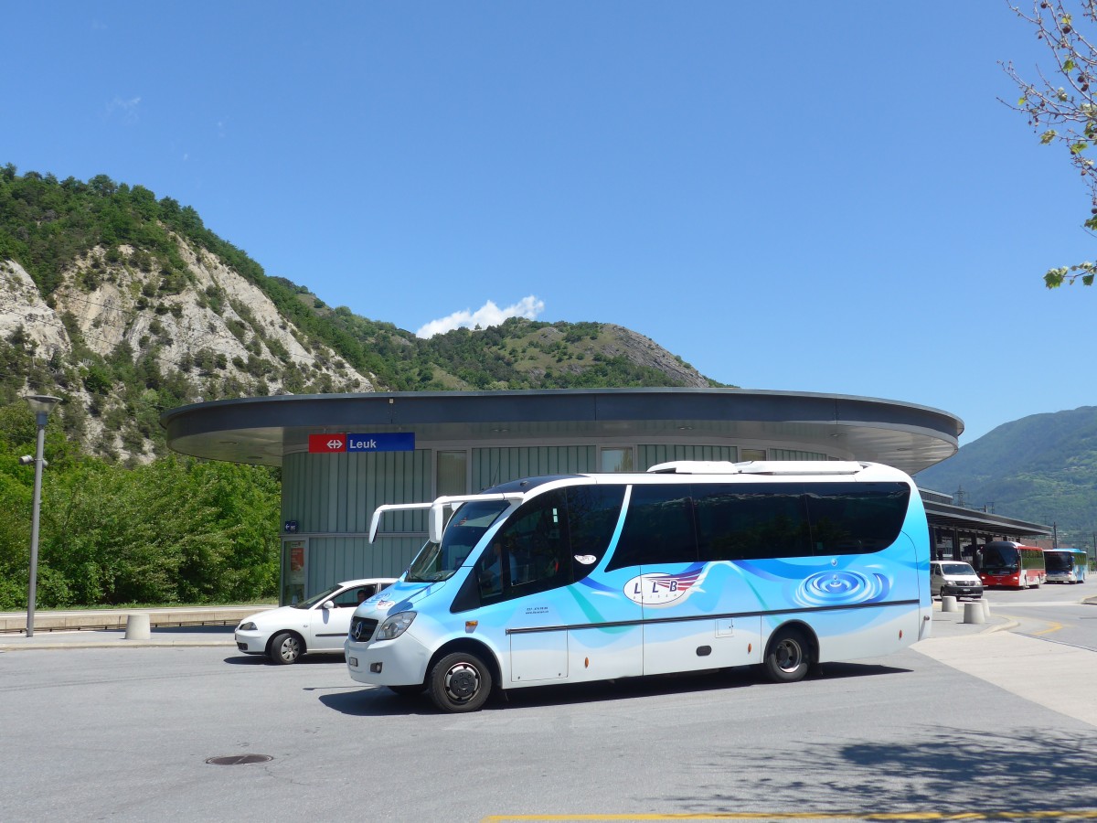 (161'146) - LLB Susten - Nr. 14/VS 38'014 - Mercedes/UNVI am 27. Mai 2015 beim Bahnhof Leuk