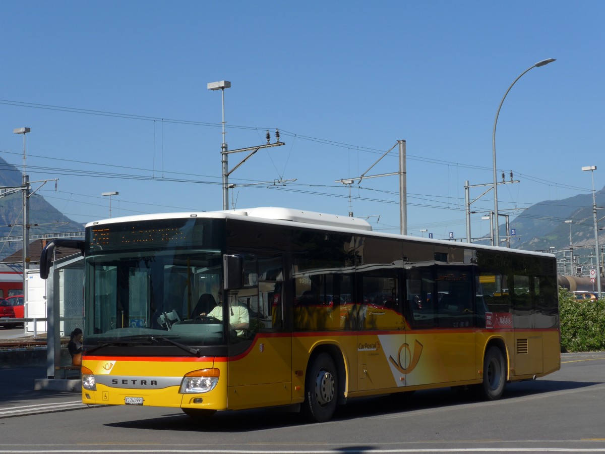 (161'223) - PostAuto Wallis - Nr. 44/VS 243'991 - Setra am 27. Mai 2015 beim Bahnhof Martigny