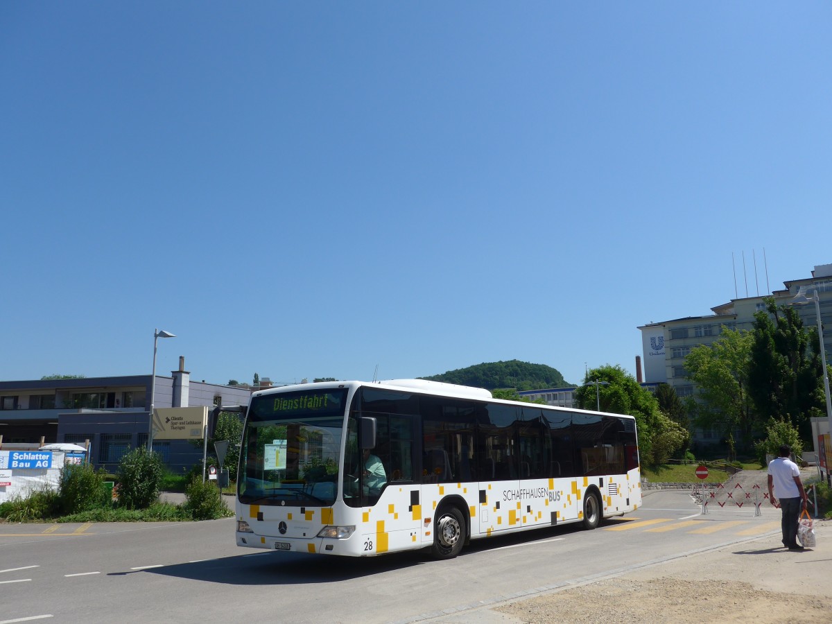 (161'890) - SB Schaffhausen - Nr. 28/SH 54'328 - Mercedes am 6. Juni 2015 beim Bahnhof Thayngen