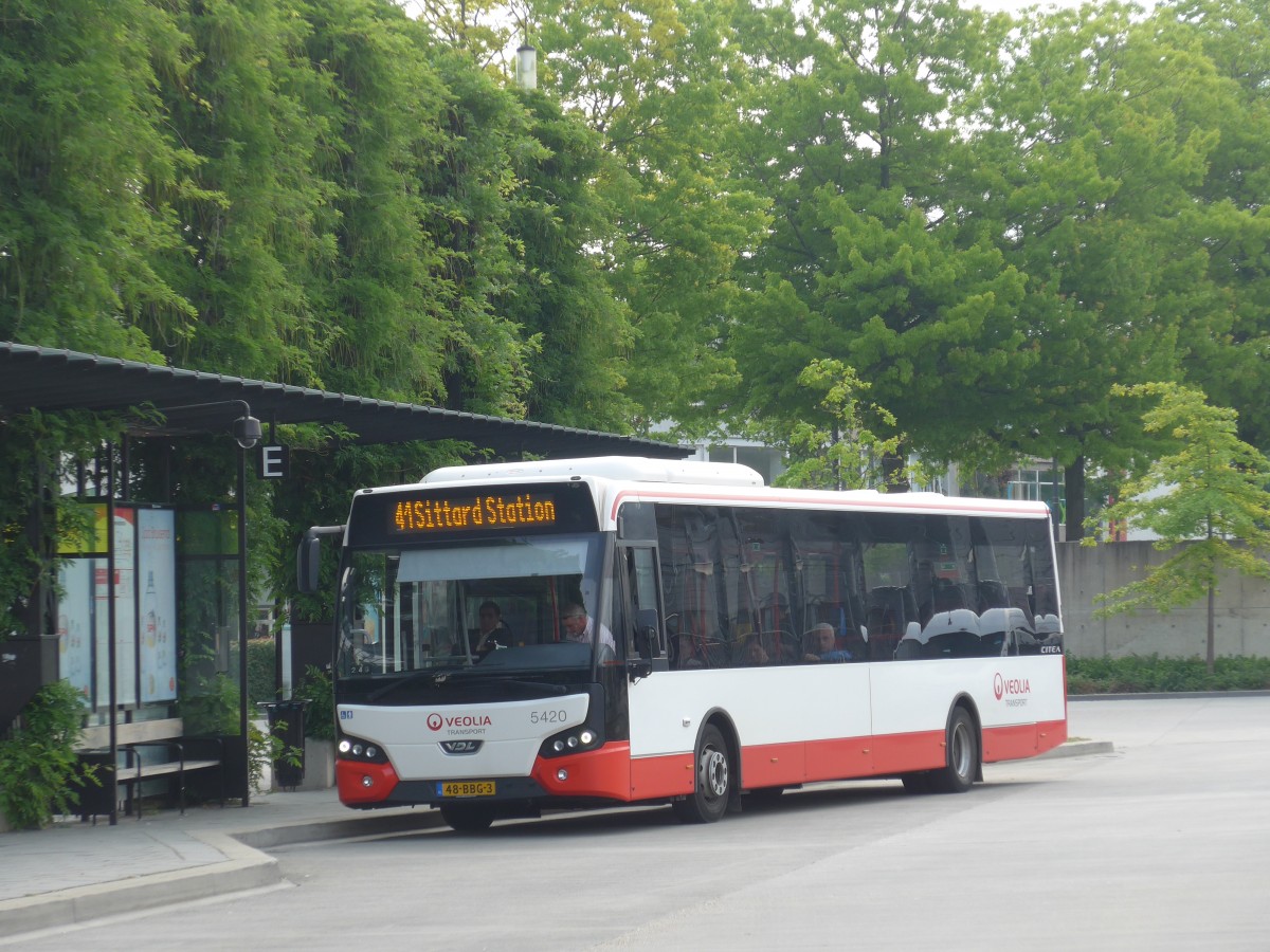 (162'675) - VEOLIA - Nr. 5420/48-BBG-3 - VDL am 27. Juni 2015 beim Bahnhof Heerlen