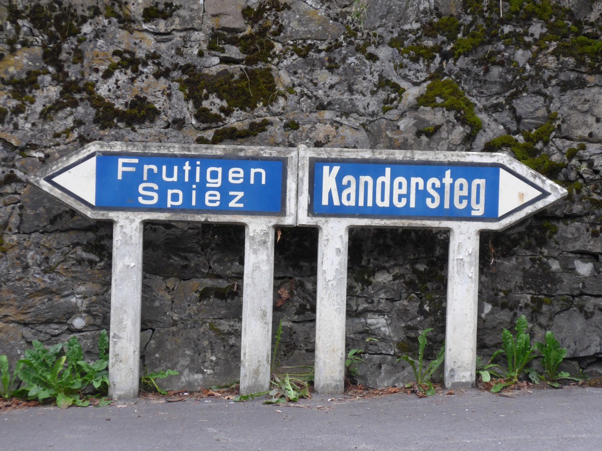(163'632) - Alter Strassenwegweiser aus Beton am 17. August 2015 beim Blausee