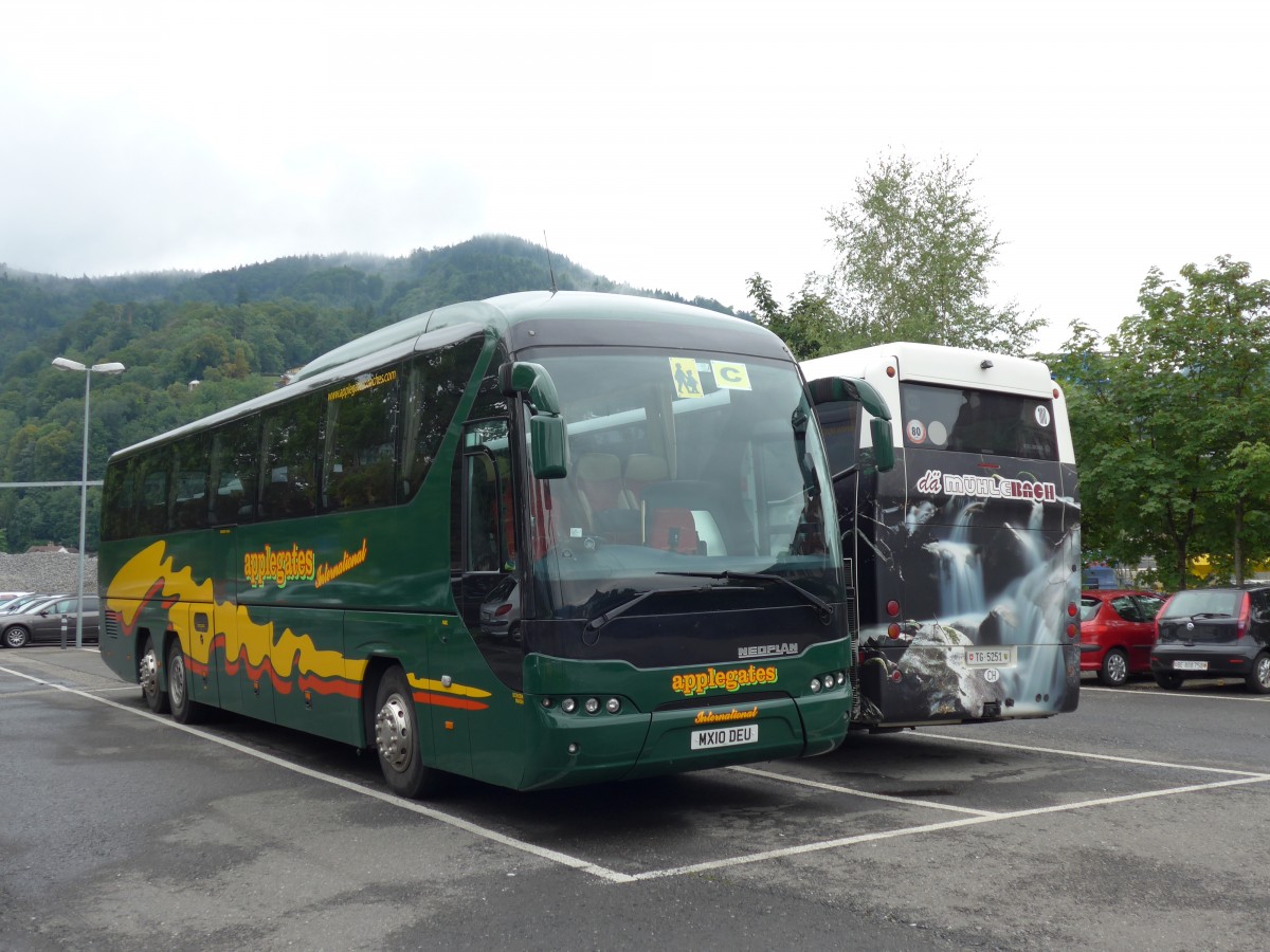 (163'651) - Aus England: Applegates, Berkeley - MX10 DEU - Neoplan am 19. August 2015 in Thun, Seestrasse