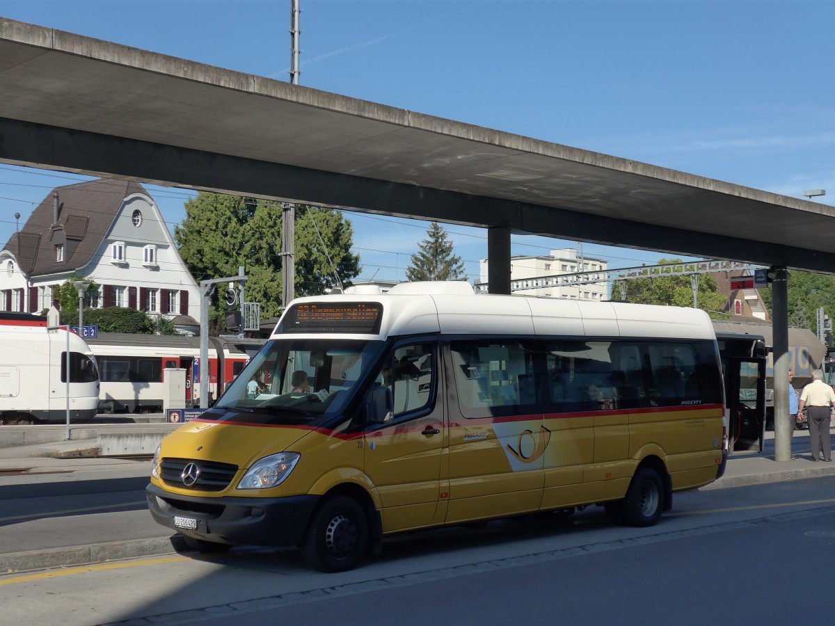 (163'874) - Hfliger, Sursee - Nr. 28/LU 206'429 - Mercedes am 29. August 2015 beim Bahnhof Sursee