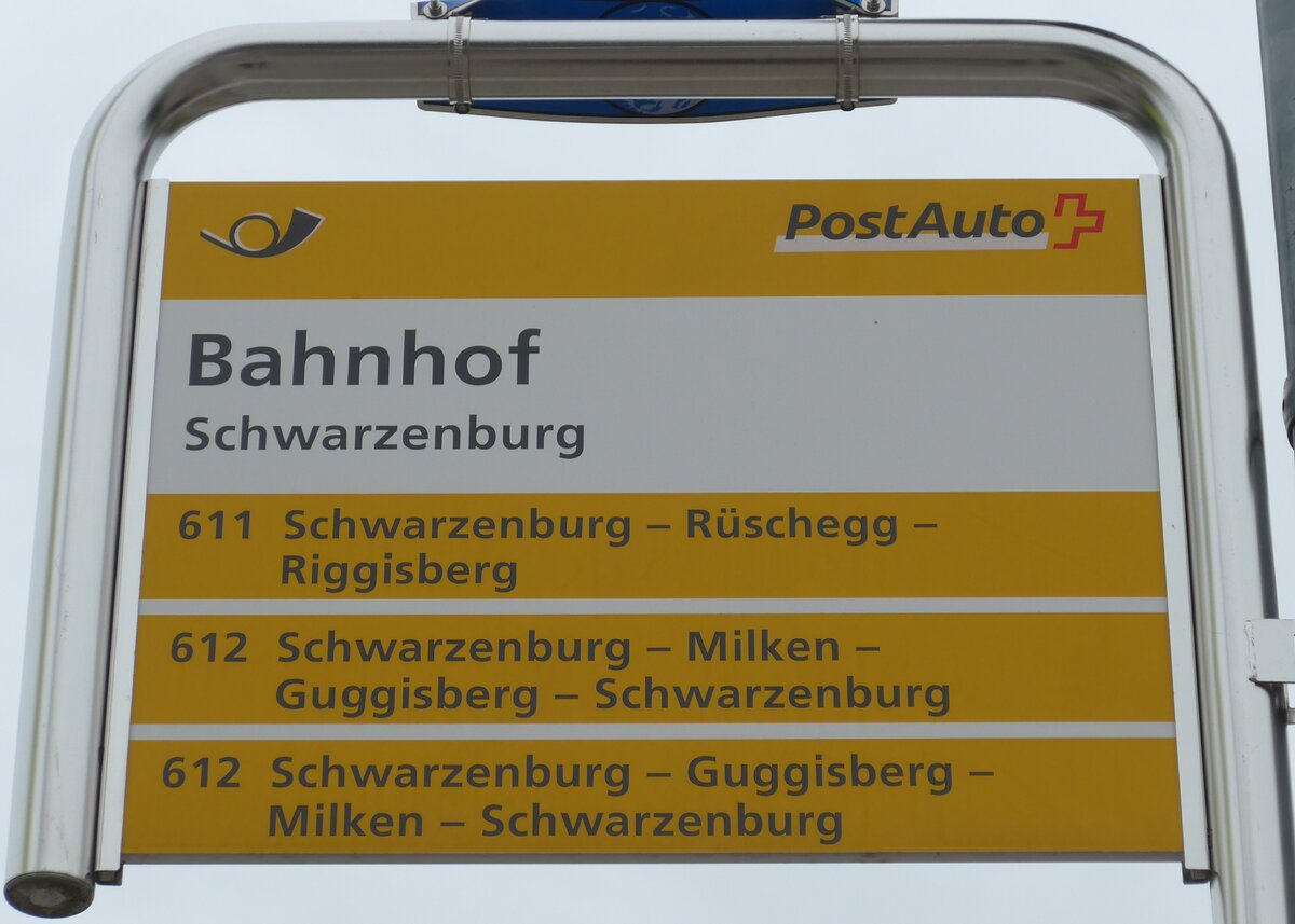 (164'674) - PostAuto-Haltestellenschild - Schwarzenburg, Bahnhof - am 13. September 2015