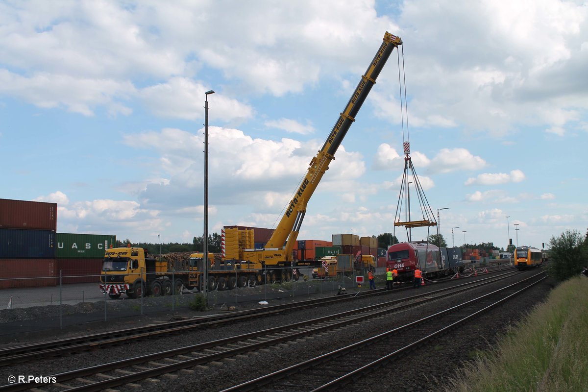 1648 207 verlässt Wiesau und zieht an der verunfalten 270082 vorbei. 10.06.16