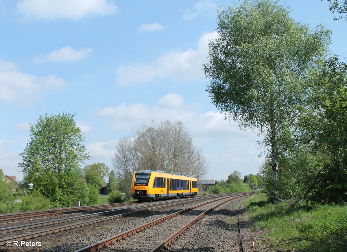 1648 704 rollt bei Schönfeld als OPB79721 Marktredwitz - Regensburg und erreicht gleich Wiesau/Oberpfalz. 14.05.16