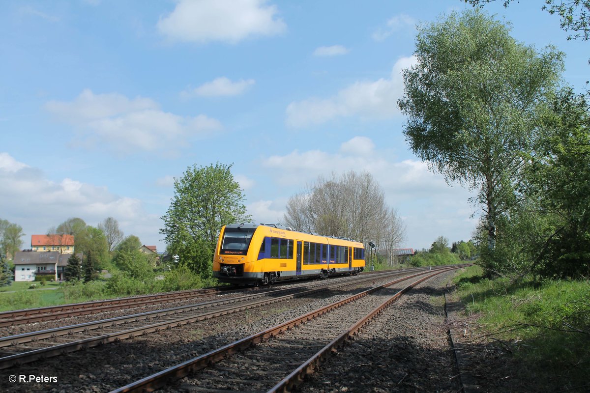 1648 704 rollt bei Schönfeld als OPB79721 Marktredwitz - Regensburg und erreicht gleich Wiesau/Oberpfalz. 14.05.16