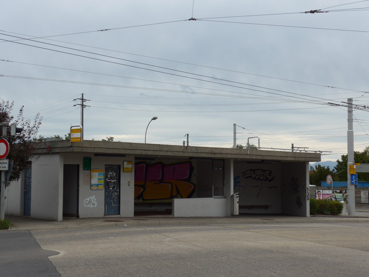 (164'836) - Bus-Haltestelle am 15. September 2015 in St-Blaise, Centre
