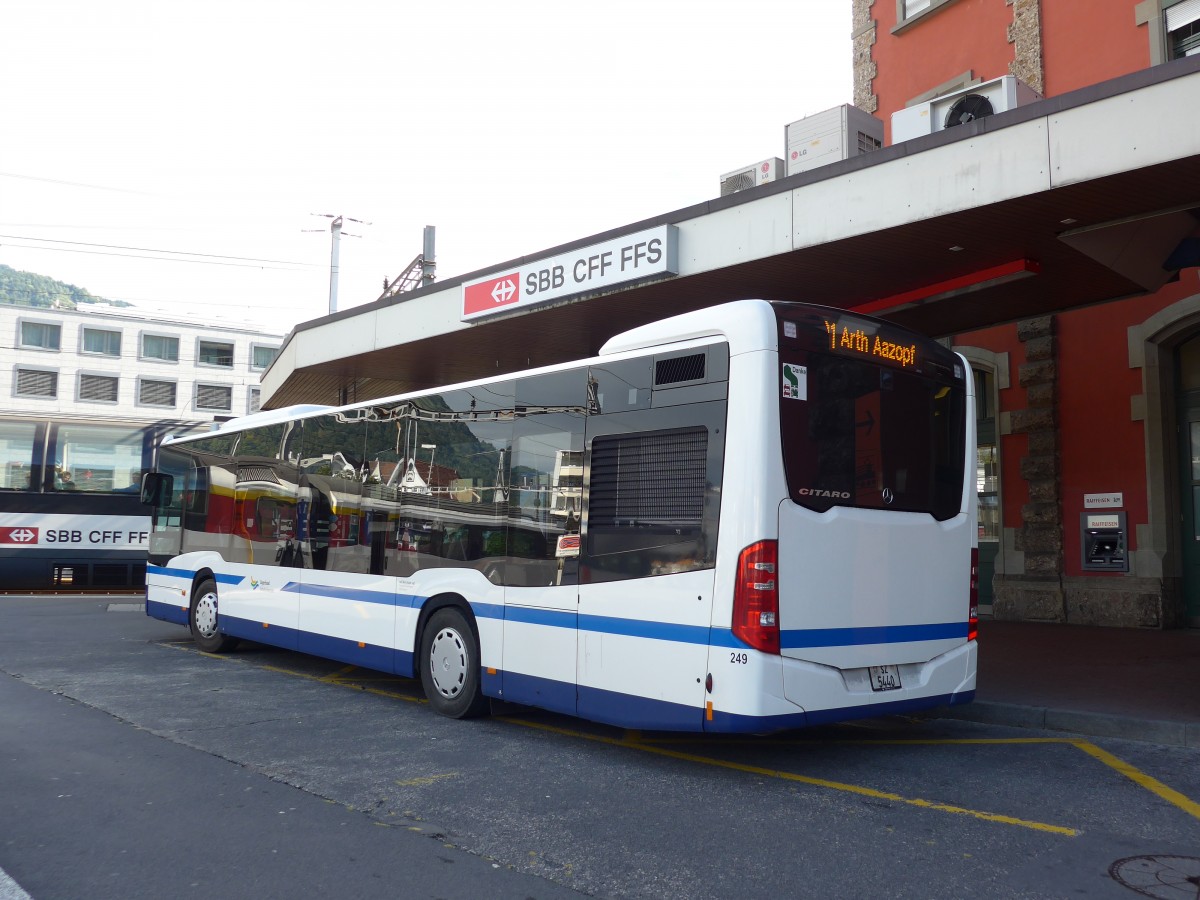 (164'885) - Auf der Maur, Steinen - Nr. 249/SZ 5440 - Mercedes am 16. September 2015 beim Bahnhof Arth-Goldau