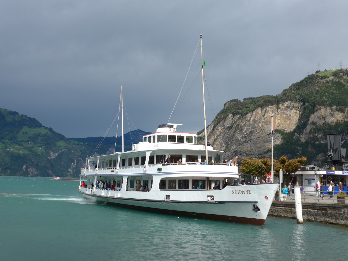 (164'905) - Motorschiff Schwyz am 16. September 2015 bei der Schifflndte Flelen