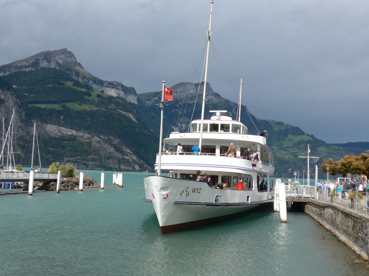 (164'906) - Motorschiff Schwyz am 16. September 2015 bei der Schifflndte Flelen