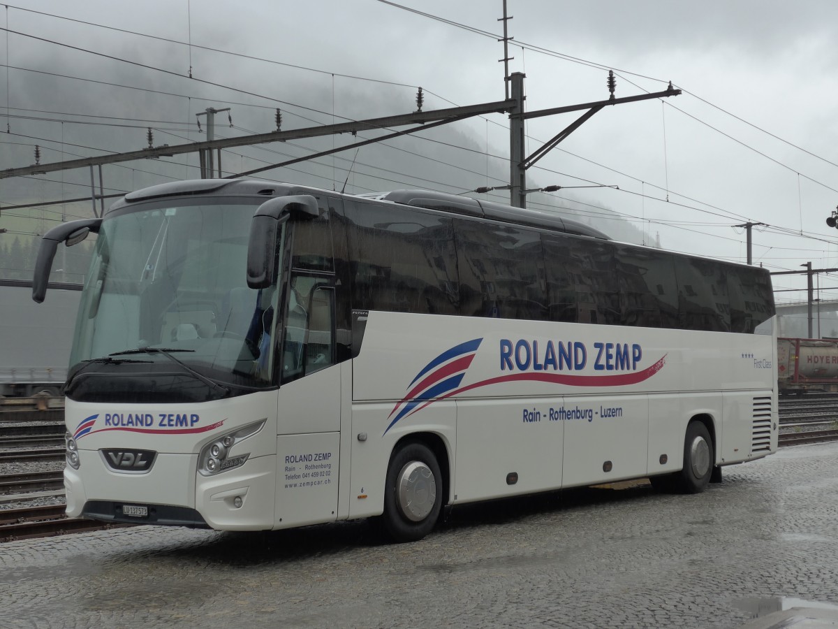 (164'916) - Zemp, Rothenburg - Nr. 6/LU 137'573 - VDL am 16. September 2015 beim Bahnhof Airolo