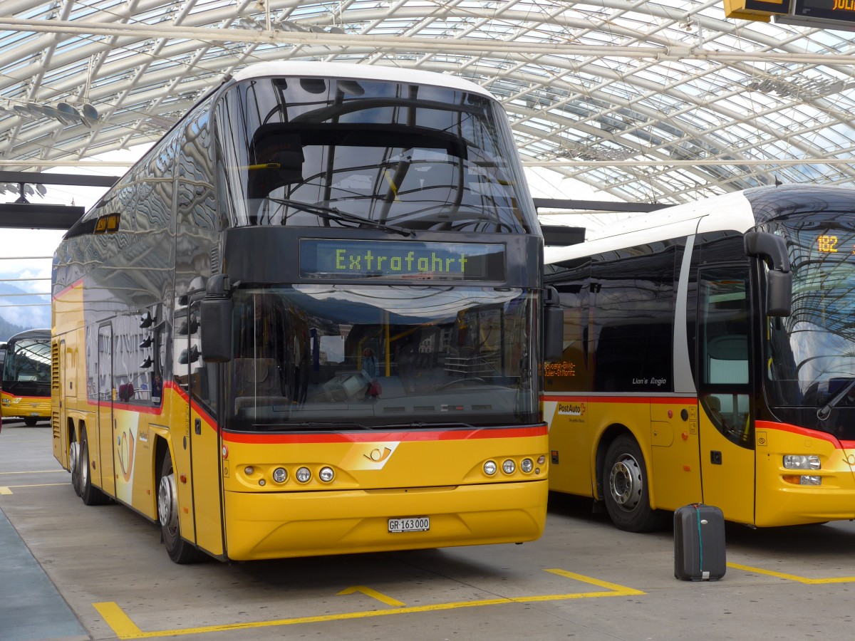 (165'182) - PostAuto Graubnden - GR 163'000 - Neoplan am 19. September 2015 in Chur, Postautostation