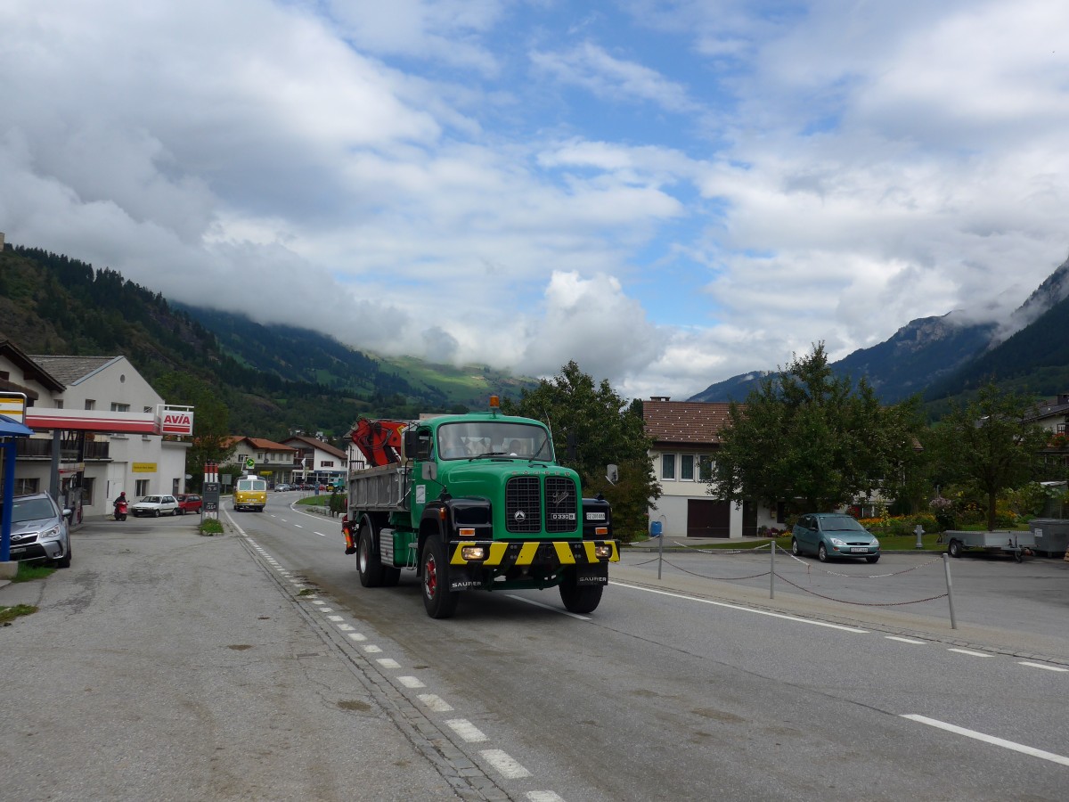 (165'372) - Hauser, Wdenswil - SZ 200'088 - Saurer am 19. September 2015 in Andeer, Tgavugl