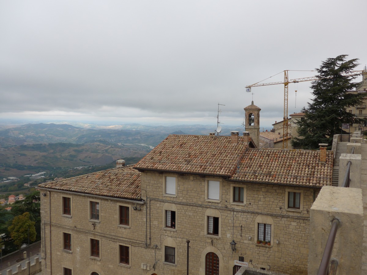 (165'625) - Huser mit Kirchturm am 24. September 2015 in San Marino
