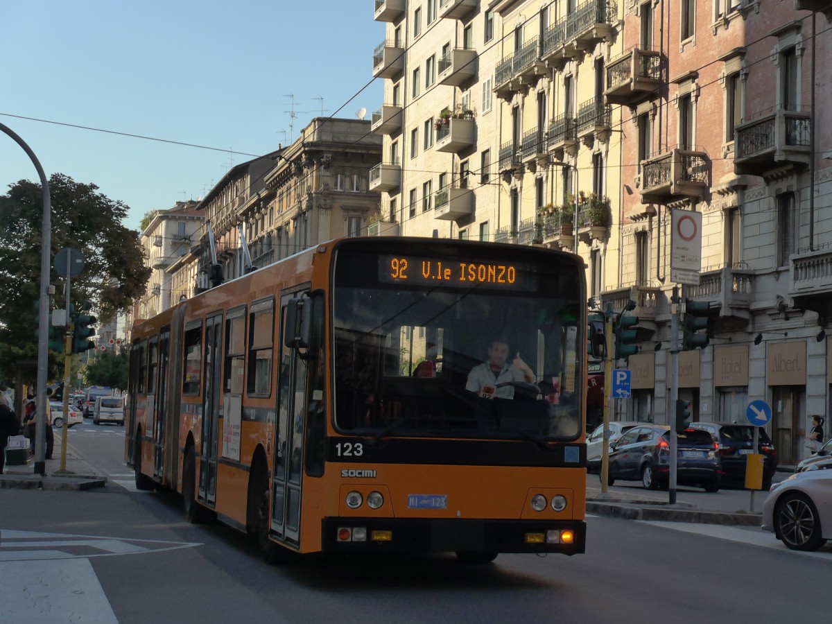 (165'826) - ATM Milano - Nr. 123/MI 123 - Iveco/Socimi Gelenktrolleybus am 25. September 2015 beim Bahnhof Milano Centrale