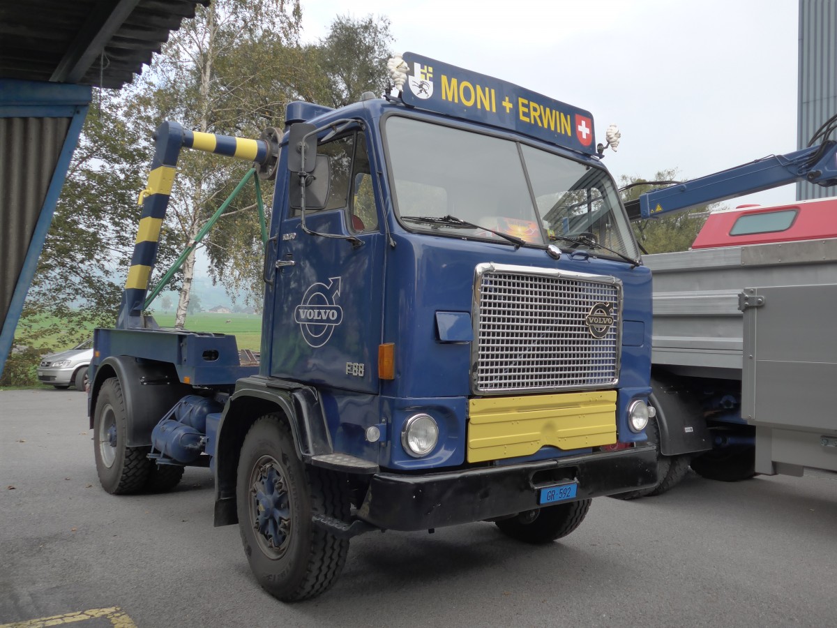 (166'089) - Moni+Erwin - GR 592 - Volvo am 10. Oktober 2015 in Schnis, Bicoareal