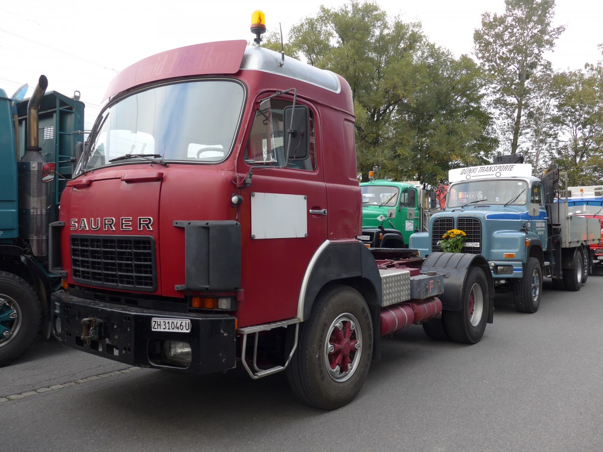 (166'104) - Schmid, Dietikon - ZH 31'046 U - Saurer am 10. Oktober 2015 in Schnis, Bicoareal