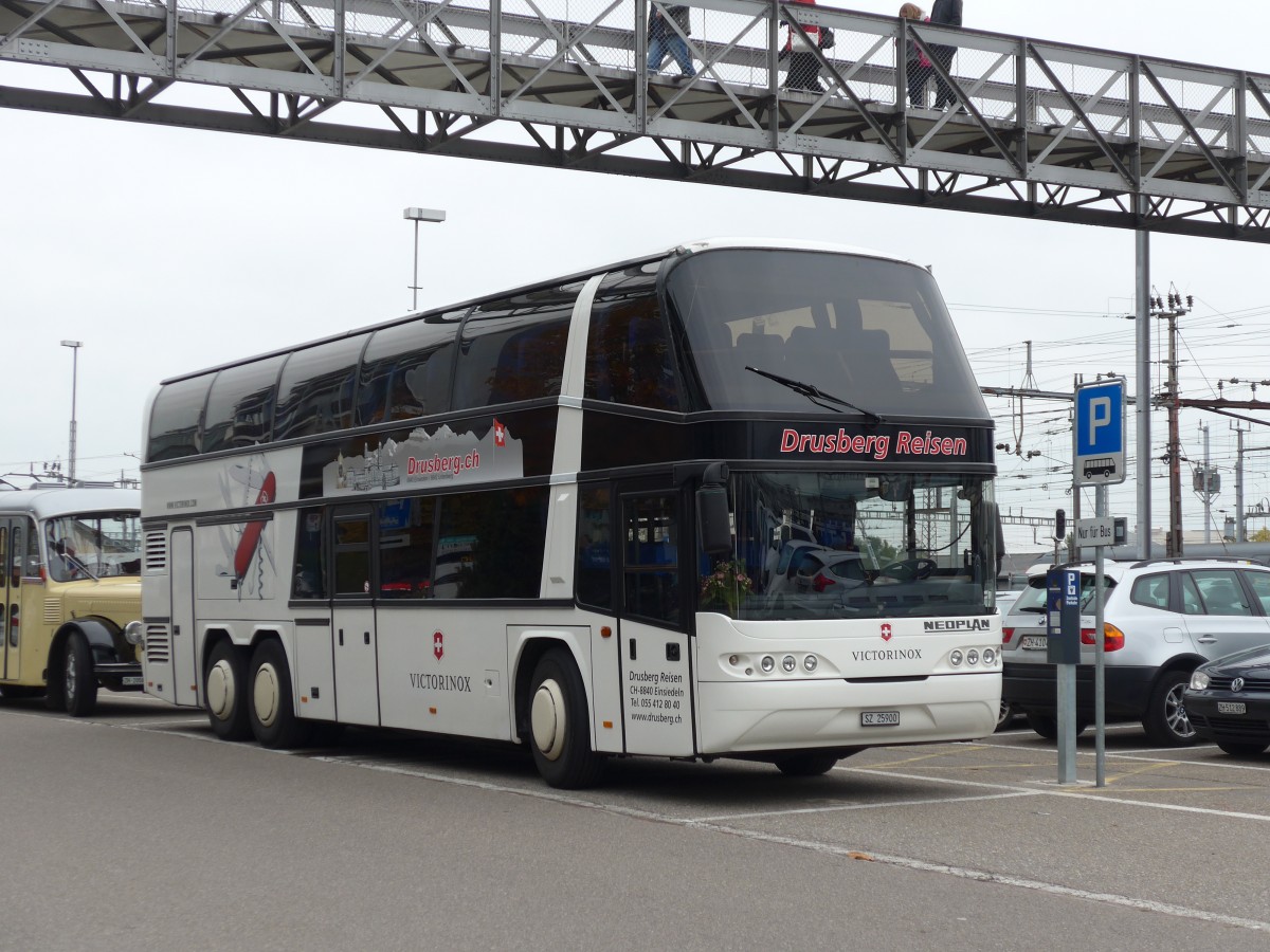 (166'186) - Schelbert, Einsiedeln - SZ 25'900 - Neoplan am 10. Oktober 2015 beim Bahnhof Rapperswil