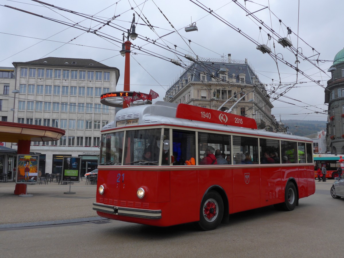 (166'328) - VB Biel - Nr. 21 - Berna/Hess Trolleybus am 24. Oktober 2015 in Biel, Zentralplatz