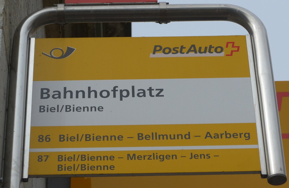 (166'417) - PostAuto-Haltestellenschild - Biel/Bienne, Bahnhofplatz - am 24. Oktober 2015