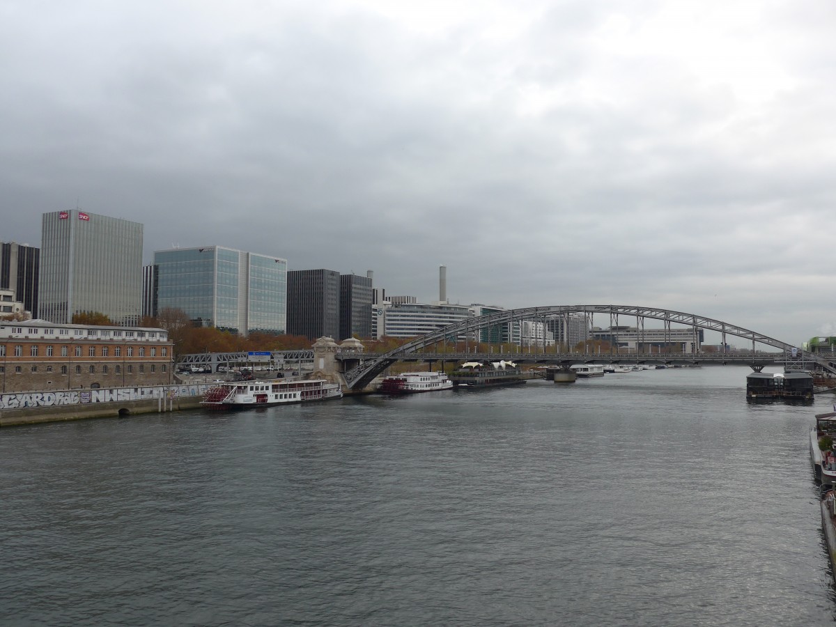(166'826) - Die Seine mit Brcke und Schiffen am 16. November 2015 in Paris