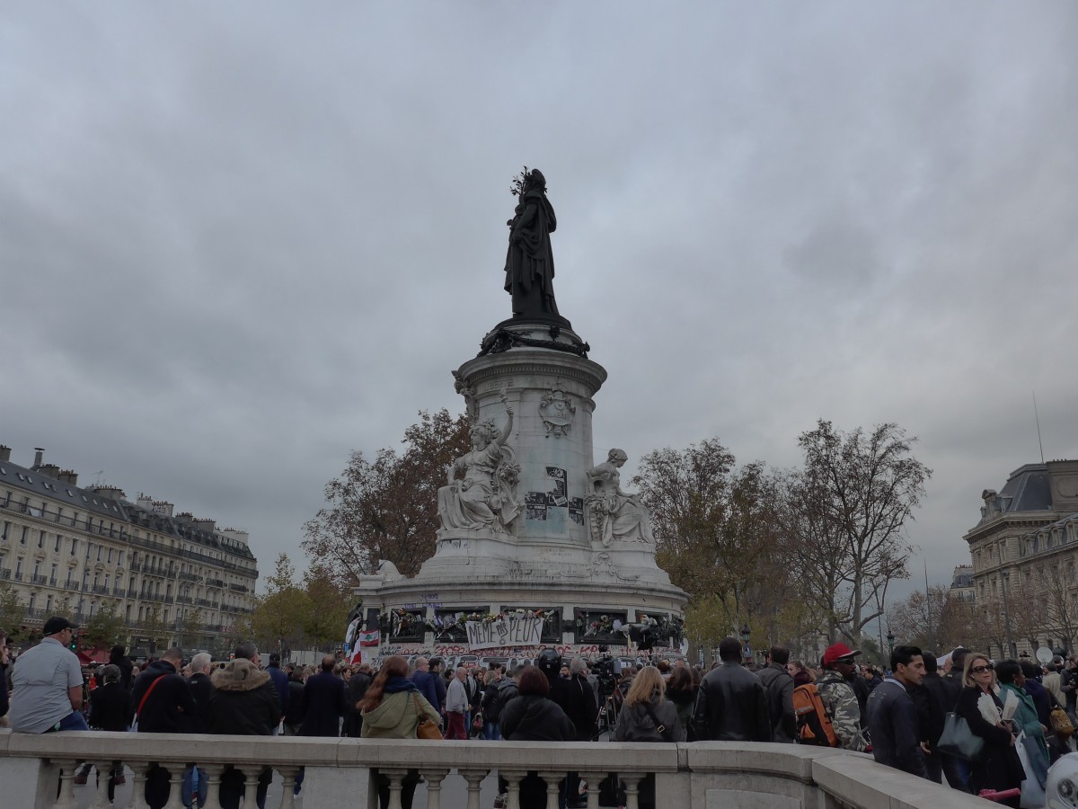 (166'962) - Demkmal auf dem Place de la Rpublique am 16. November 2015 in Paris