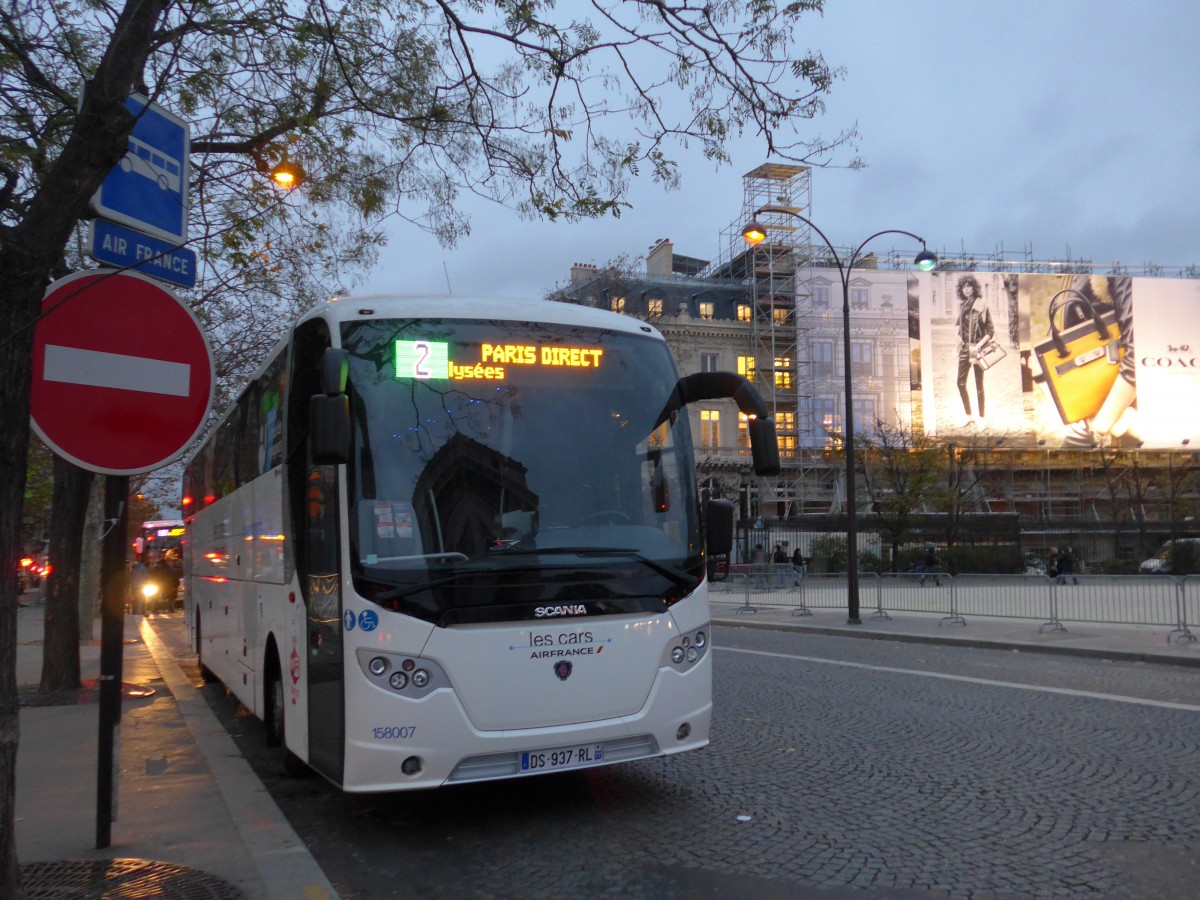 (167'026) - Air France, Le Mesnil Amelot - Nr. 158'007/DS 937 RL - Scania am 16. November 2015 in Paris, Arc de Triomphe