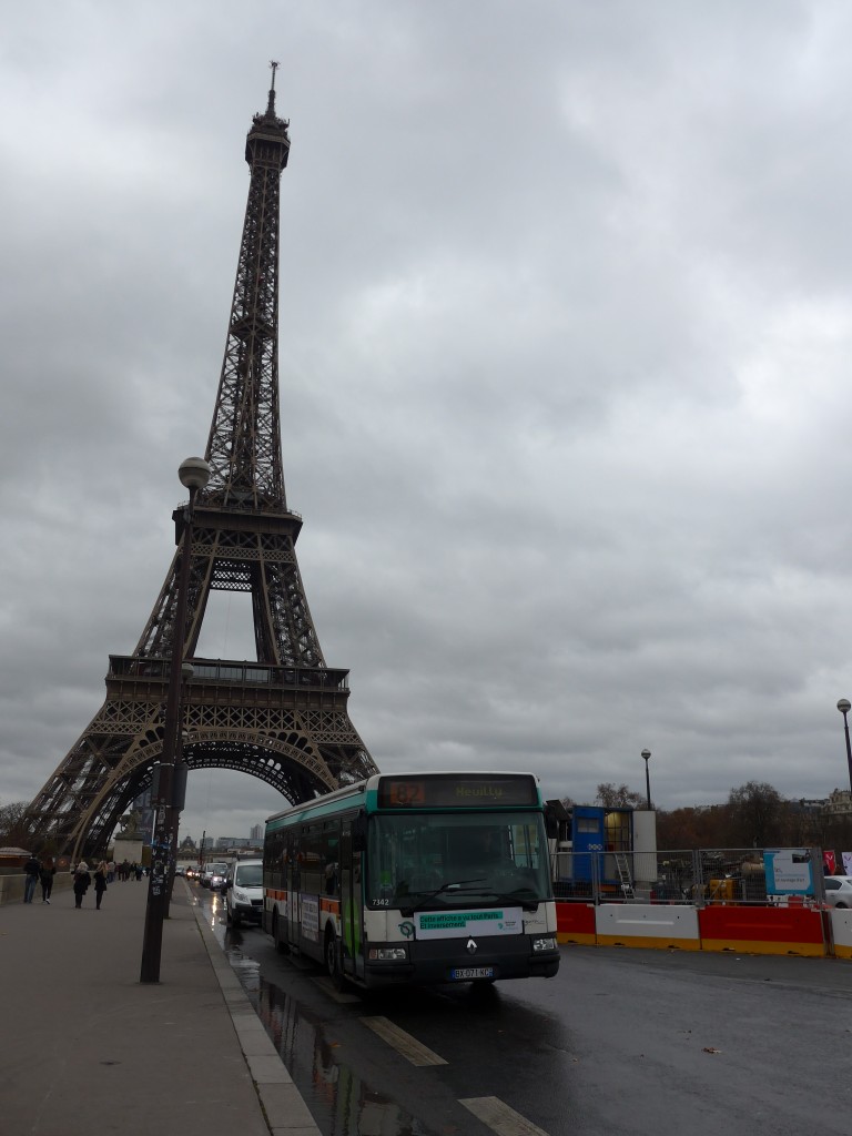 (167'181) - RATP Paris - Nr. 7342/BX 071 KC - Renault am 17. November 2015 in Paris, Tour Eiffel