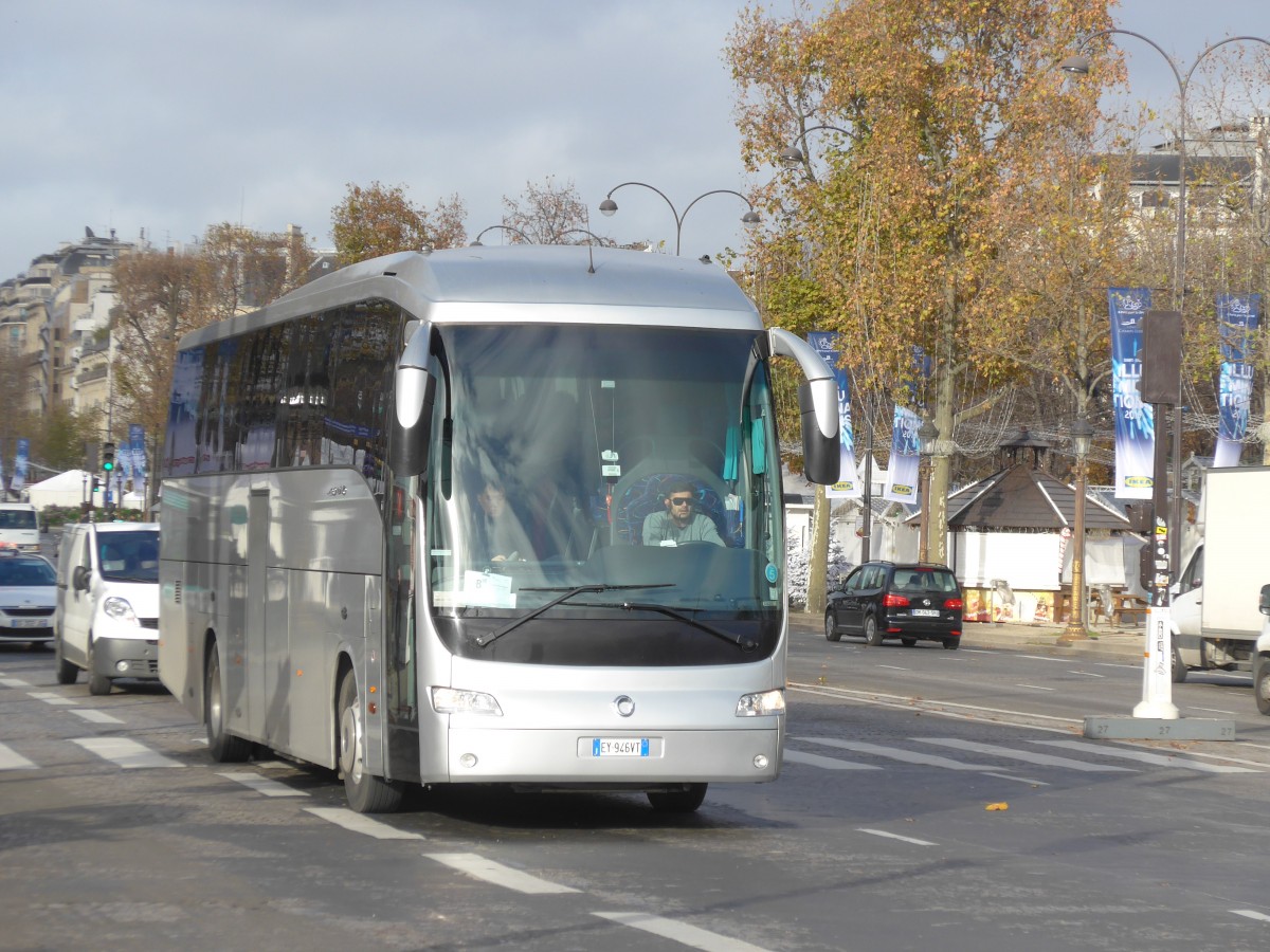 (167'352) - Aus Italien: ??? - EY-946 VT - Irisbus am 18. November 2015 in Paris, Champs-Elyses