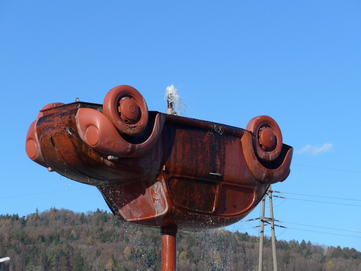 (167'433) - Ein Kreisel mit einem VW-Kfer als Brunnen am 19. November 2015 in Buchs