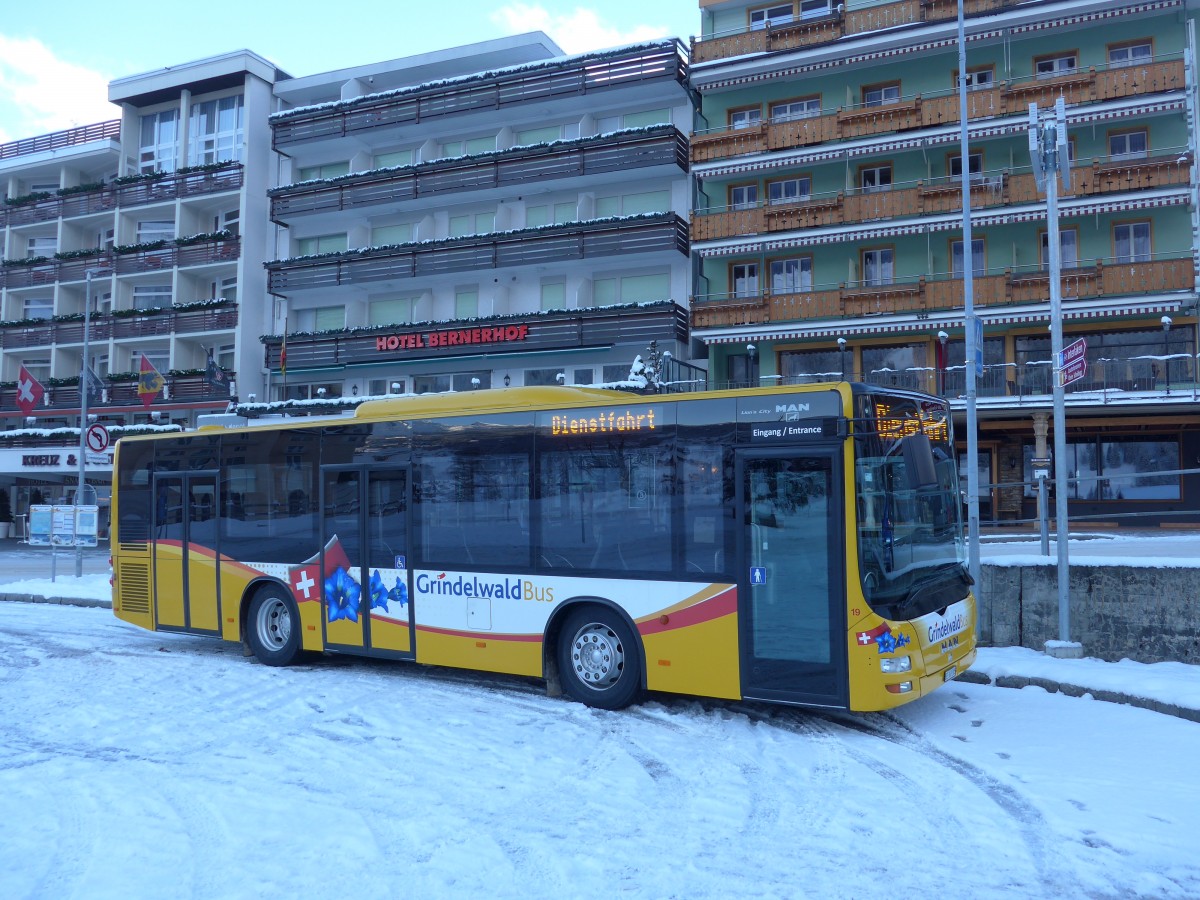 (167'482) - AVG Grindelwald - Nr. 19/BE 363'305 - MAN/Gppel am 23. November 2015 beim Bahnhof Grindelwald